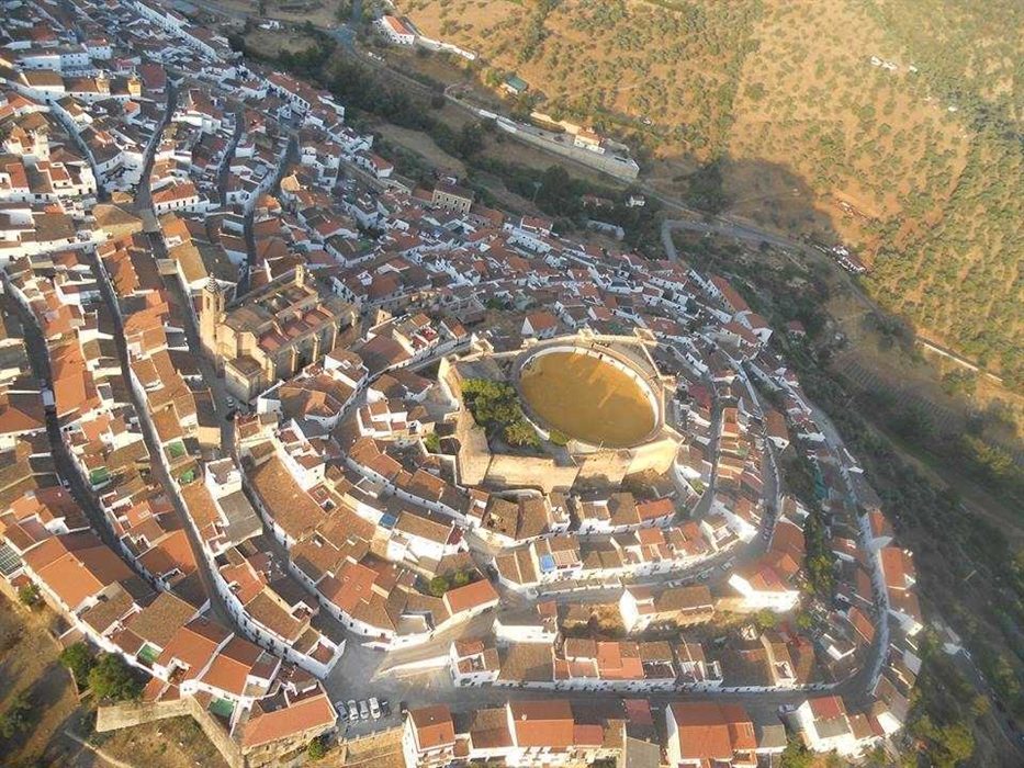 Aroche, historia milenaria entre murallas y dehesas