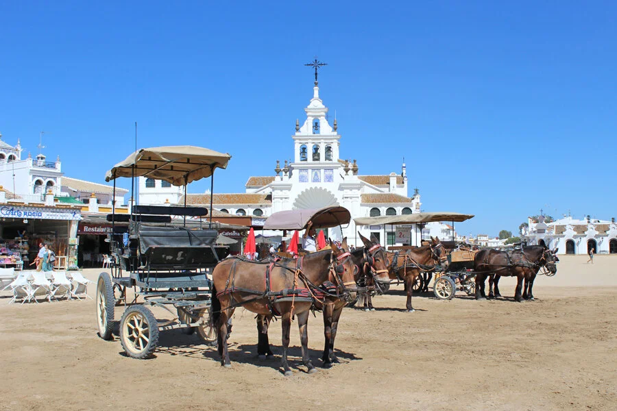 El Rocío, aldea blanca de arena y devoción