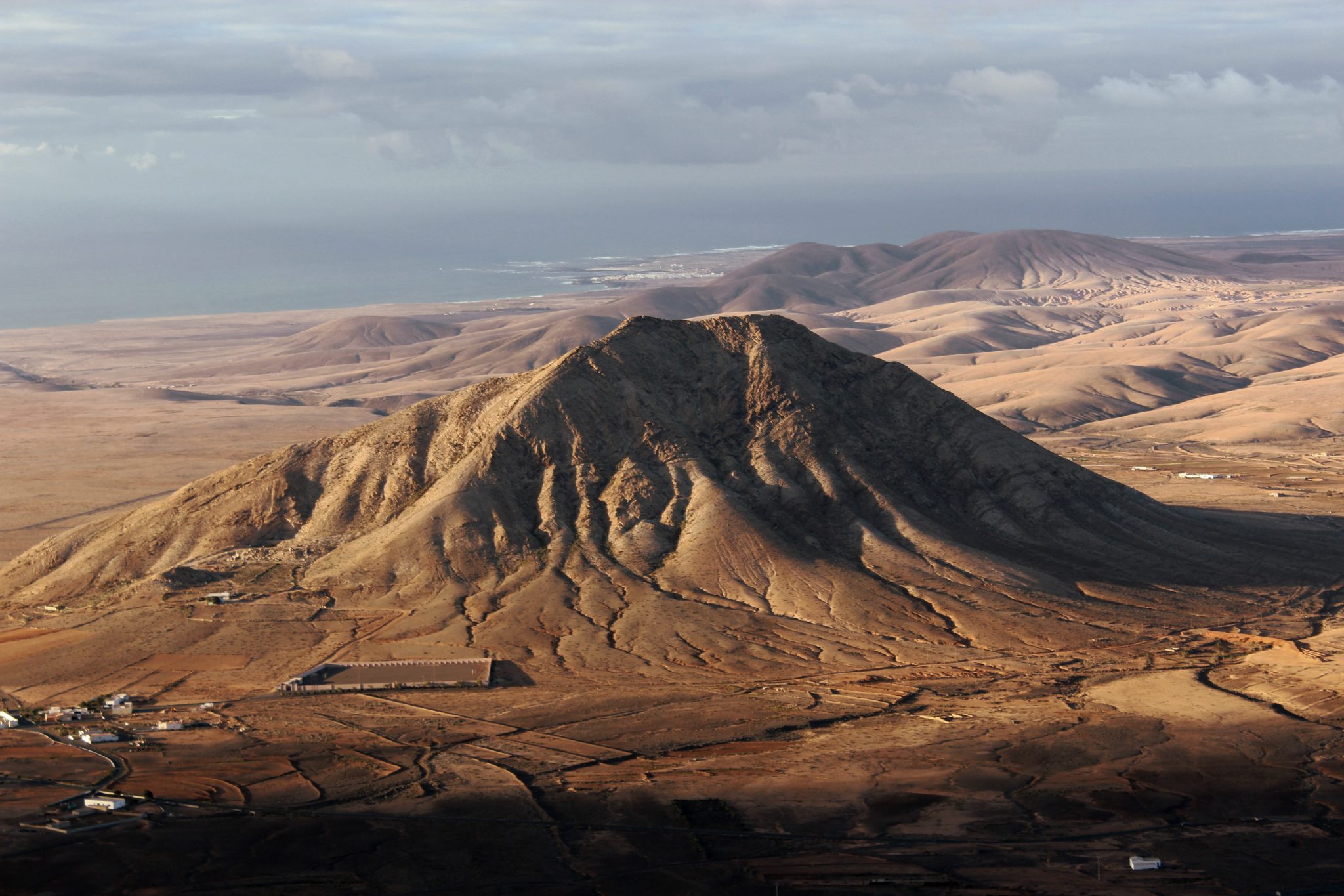Tindaya, pueblo al abrigo de la montaña sagrada (Fuerteventura)