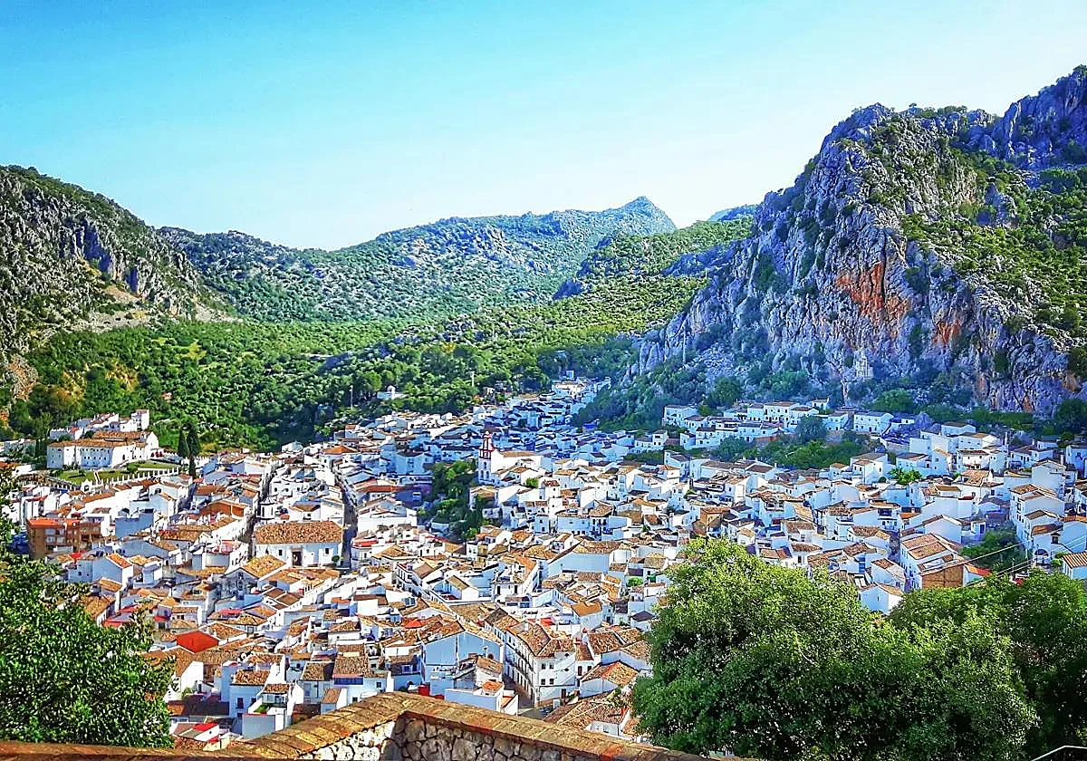 Ubrique Alto, blancura escalonada entre montañas