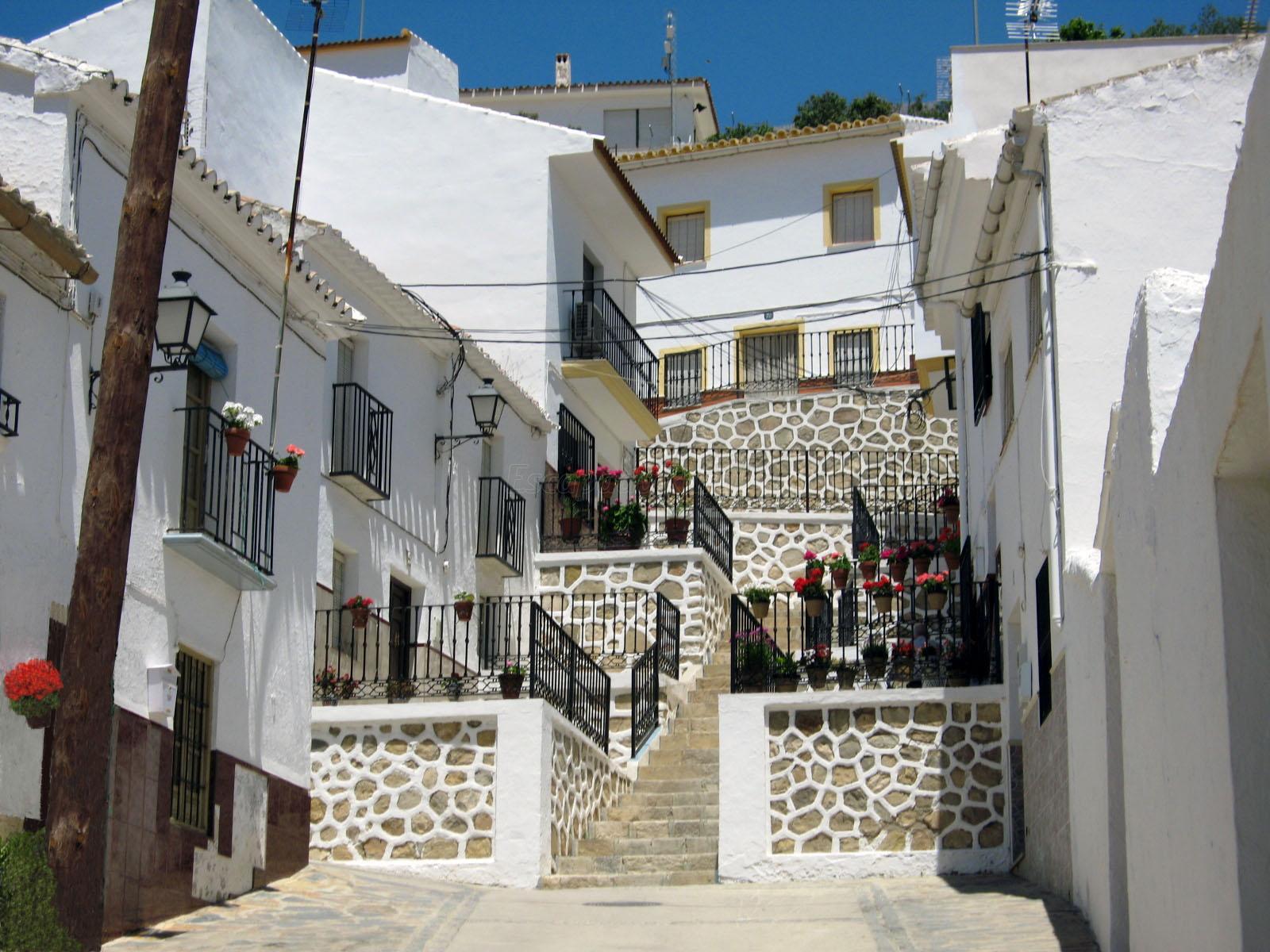 Villanueva del Trabuco, agua y blancura entre montañas malagueñas