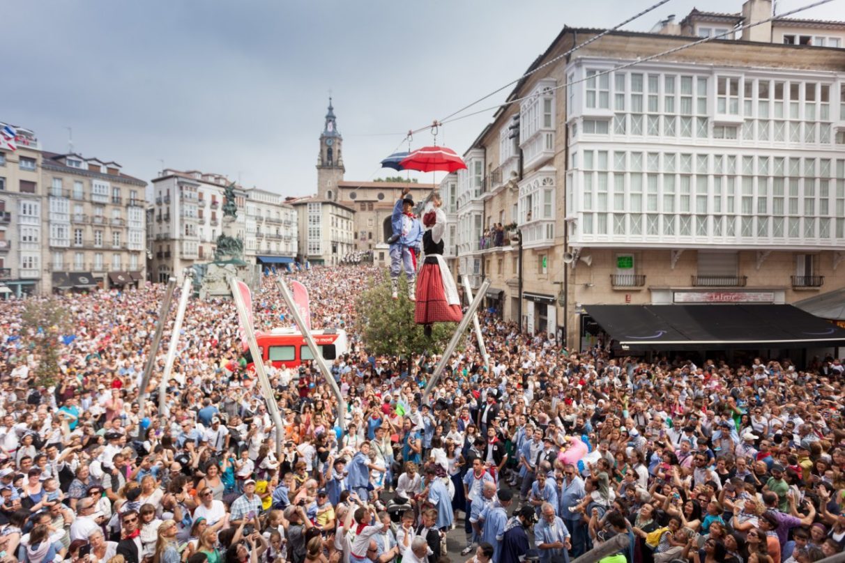 Vitoria-Gasteiz y Celedón, la bajada que inicia las fiestas con ritual preciso