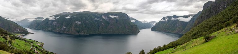 Aurlandsdalen, ruta histórica entre montañas y granjas aisladas de Noruega