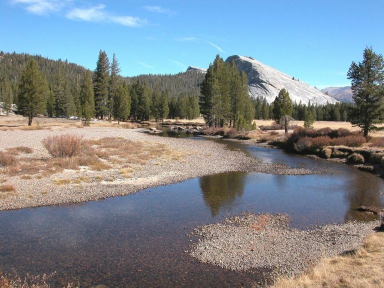 Valle de Tuolumne Meadows — pradera alpina y domos graníticos en Yosemite, Estados Unidos