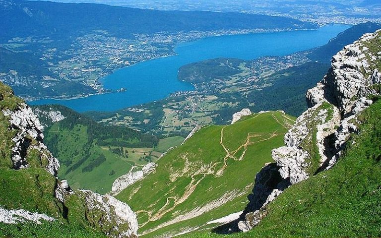 Valle de la Tournette y lago de Annecy, paisaje alpino en Alta Saboya